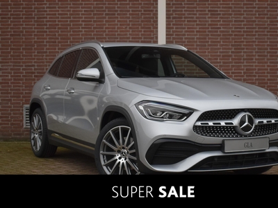 MERCEDES GLA-KLASSE 180 AMG Line / Stoelverwarming / Achteruitrijcamera / Sfeerverlichting / Keyless-Go / 20 inch velgen /