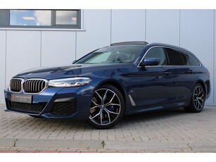 BMW 5-serie Touring 540i xDrive M-PAKKET I PANO I CARPLAY I HUD I TREKHAAK I SFEERVERLICHTING I CAM I