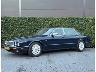 Daimler Double Six 6.0 V12 LWB ORIGINEEL NL AUTO, NAP, H/K, LEDER, ECC-AIRCO, STOELVERWARMING, ELEKTRISCH VERSTELBAAR STUURWIEL