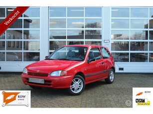 Toyota Starlet 1.3-16V STUURBEKRACHTIGING ACTERUITVERWARMING MISTACHTERLICHT TREKHAAK VAST 8-POLIGE STEKKER 14 INCH LICHTMETALEN SPORTVELGEN UNIEK EXEMPLAAR! NL AUTO! NAP! GEEN ROEST! 134000KM! APK TOT 14-06-2024! *Verkocht*