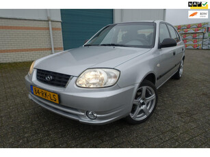 Hyundai Accent 1.3i Active Young - zeer lage km stand - speciale muziekinstallatie - airco - l m velgen