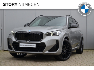 BMW IX1 xDrive30 M Sport 67 kWh / Panoramadak / Sportstoelen / Adaptieve LED / Harman Kardon / Adaptief M Onderstel / Parking Assistant / Comfort Access