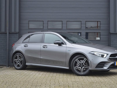 Mercedes-Benz A-Klasse 250 e | AMG | PANO | CAM | CARPLAY | SFEERVERLICHTING |