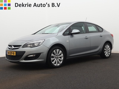 Opel Astra 1.4 Turbo Edition Sedan 4 Deurs / Airco / Cruise-ctr. / Trekhaak / Lmv 17