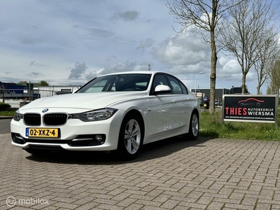 BMW 3-serie 320i Upgrade Edition CRUISE/NAVI/PDC/AUTOMAAT/