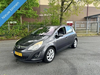 Opel Corsa 1.4-16V Cosmo NETTE AUTO RIJD EN SCHAKELT GOED