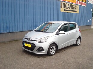 Hyundai i10 1.0i i-Motion Comfort - NL auto met NAP - Navi - Climat control - Cruise control - 2x sleutel - 4 Electrische ramen - Metalic lak - AUX en USB aansluiting