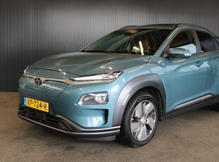 Hyundai KONA EV Premium 64 kWh | € 12.350,- NETTO! | Pano | Leder | Camera | Head-Up | Stoelverw./koeling | FULL OPTIONS! | NIEUWSTAAT!