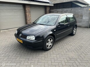 Volkswagen Golf 1.6 Highline nwe APk