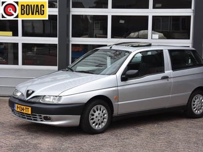 Alfa Romeo 145 1.6-16V T.Spark L 50000 km echt nieuw met leer abs schuifdak en natuurlijk nieuwe distributie.