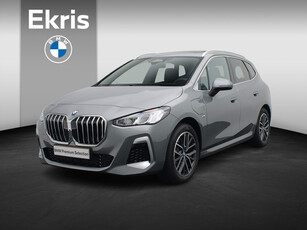 BMW 2 Serie Active Tourer 225e xDrive M Sportpakket Travel Pack / Panoramadak / Trekhaak / Verwarmde Voorstoelen / Achteruitrijcamera / 18''