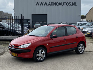 PEUGEOT 206 1.1 X-Design 5-DEURS, STUURBEKRACHTIGING, ELEK-RAMEN, RADIO-CD, AIRBAGS, CENT-VERGRENDELING, LM-VELGEN, WEGENBELASTING MAAR € 28,- P/M