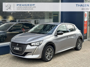 Peugeot e-208 EV Allure 50 kWh | € 22.850 na Subsidie | 3 Fase Lader | Slechts 8400 KM gereden | Keyless Entry/ Start | Navigatie | Climate Control | Stoelverwarming | Full LED Verlichting | Lichtmetalen Velgen | Parkeercamera |