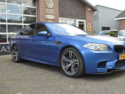 BMW 5-SERIE M5 Monte Carlo Blue, met o.a. Soft-close Head Up, Schuifdak, Stoelverwarming, Soft Close.