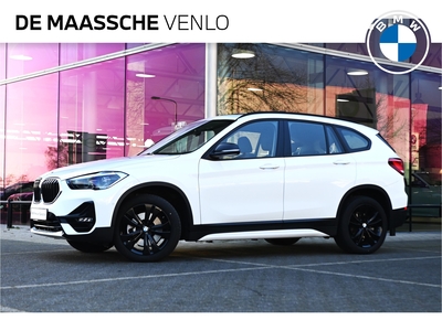 BMW X1 sDrive20i High Executive Sport Line Automaat / Panoramadak / Sportstoelen / Trekhaak / Adaptieve LED / Park Assistant / Comfort Access / Stoelverwarming