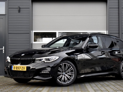 BMW 3 Serie Touring 320e High Executive M Sport | Panoramadak | Laserlight | Apple CarPlay | Lederen Bekleding | Stoelverwarming | DAB | NL-Auto |