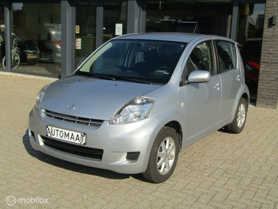 Daihatsu Sirion 2 1.3-16V Exclusive | Dubbel (L als R) gaspedaal aanwezig