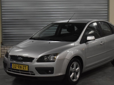 Ford Focus 1.6-16V Futura + Climate Control|Stoelverwarming|Parkeersensoren|Trekhaak|