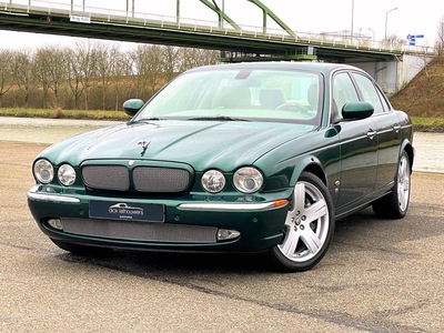 Jaguar XJR 4.2 V8 S/C / RACING GREEN / FULL OPTIONS / FULL SERVICE FILE, sedan, bj 2006