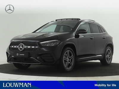 Mercedes-Benz GLA 250 e AMG Line | Trekhaak | Panoramaschuifdak | Premium pakket | USB-pakket plus | Dodehoekassistent | Keyless-Go comfortpakket | MBUX augmented reality voor navigatie | Verwarmde stoelen vooraan |