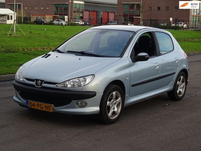 Peugeot 206 1.6-16V Gentry BJ2004 5DRS NAP/AIRCO/ELEKRAM/APK