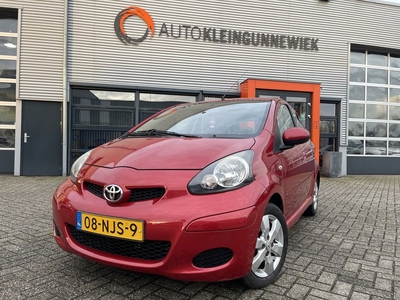 Toyota Aygo 1.0-12V Aspiration Red 5drs NL-Auto / Airco / All-season banden / Bluetooth carkit / Centr. portier vergrendeling