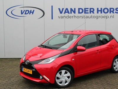 Toyota Aygo 1.0-70pk VVT-i x-play 5drs. Zeer nette Toyota Aygo; wegenbelasting slechts €. 23,- per mnd. Airco, centr. vergrendeling, Bluetooth telefoonvoorb., Isofix, Apple Carplay/Android auto, achteruitrij camera, elektr. ramen voor, 5drs. etc.