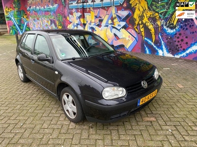 Volkswagen Golf 1.6-16V FSI Ocean goed rijdende auto voorzien van airco alles elektrische 5 deuren boeken aanwezig