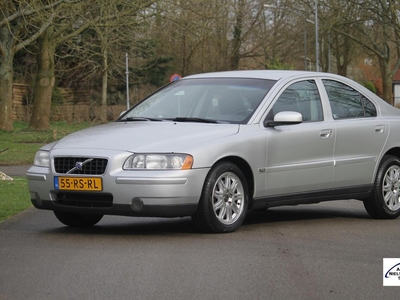 Volvo S60 2.0T Edition 180pk Automaat / Half leer / Sportvelgen / Cruise control / Youngtimer met onderhoudshistorie / APK 12-2024, sedan, bj 2005