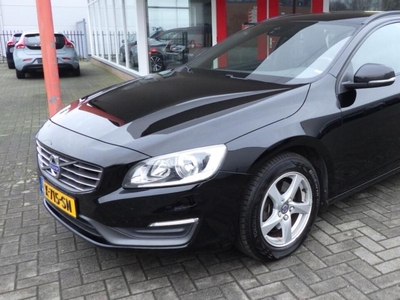 Volvo V60 1.6T3 150PK Momentum Volledig leder/Stuurverwarming/trekhaak, stationcar, bj 2015