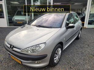 Peugeot 206 1.6-16V Gentry AUT. / 1E EIG. / 120DKM / 5DRS / AIRCO / RIJKLAAR