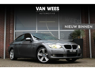 ➡️ BMW 3-serie Coupé 325i E92 High Executive | NL auto | 218 pk | 6-cilinder | 18 inch | Navi | Sportstuur | Xenon | NAP | Climate-control | PDC |