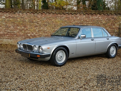 Daimler Double SIX Solid condition, runs beautifully, original leather, factory sunroof, recently extensive service performed, oldtimer, bj 1990