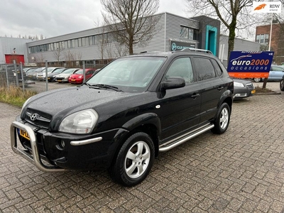 Hyundai Tucson 2.0i Dynamic - AIRCO - SIDEBARS !