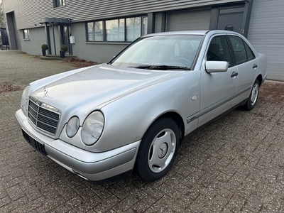 Mercedes-Benz E-klasse 200 CDI Classic 4-deurs sedan 5-bak