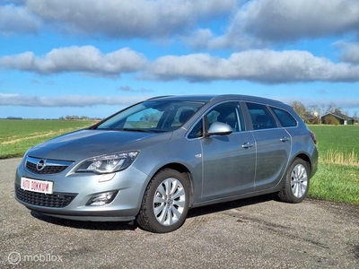 Opel Astra Sports Tourer 1.4 Turbo Cosmo Navi / Xenon?