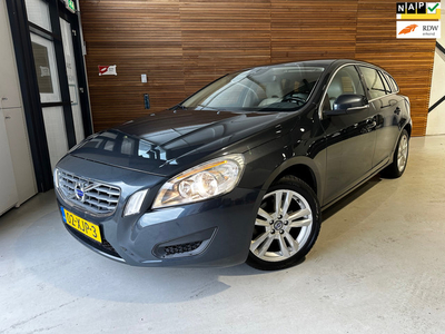 Volvo V60 1.6 T4 Momentum | NAVI | PDC | Trekhaak | LED | Bluetooth | Winterpakket | Cruise | HP Media | NAP |