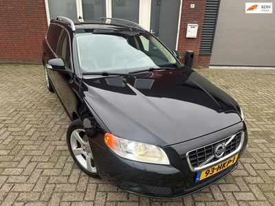 Volvo XC70 2.4 D5 Momentum / Schuifdak / Leder / Dynaudio /