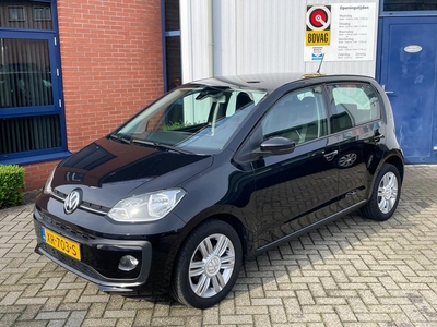 Volkswagen Up! 1.0 BMT high up! NL-auto parkeer