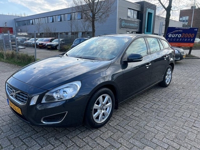 Volvo V60 2.0 D3 Kinetic - AUTOMAAT - NAVIGATIE - TREKHAAK !