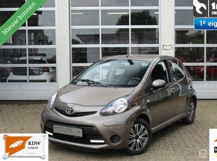 Toyota Aygo 1.0-12V VVT-I 5-Deurs Facelift 2 AUTOMAAT NAVIGATIE AIRCONDITIONING LEDVERLICHTING BLUETOOTH TEL&MEDIA RADIO/CD/MP3/USB/AUX LEDERSTUUR F1 SCHAKELFLIPPERS 12VOLT AANSLUITING CENTRALE VERGRENDELING ELEKTRISCHE RAMEN STUURBEKRACHTIGING *Verkocht*