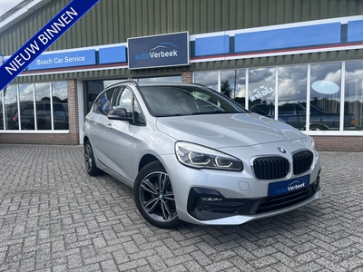 BMW 2-SERIE Active Tourer 218iA High Executive | Sportline | Navi Plus | Leer | Head-up | Sportstoelen | Afneembare trekhaak | Achteruitrijcamera | HiFi + DAB | Wireless Charge | Elektr. a.klep | Parking Pack