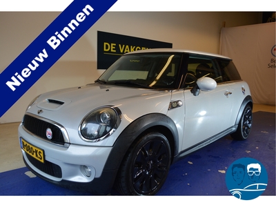 MINI MINI 1.6 Cooper S Camden wat een leuke auto met super geluid HARMAN KARDON luxe interieur halfwitleer