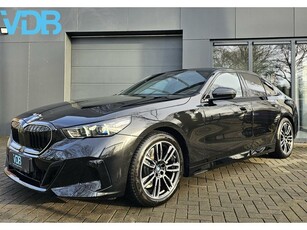 BMW 5-serie 520i NIEUWSTE MODEL M-SPORT HARMAN HEADUP BOMVOL