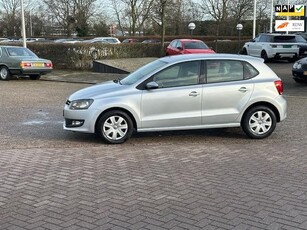 Volkswagen Polo 1.2 Easyline,bj.2011,kleur: grijs ! 5 deurs,airco,APK 02/2026 en NAP met 302600 km.zeer nette en goede auto !!