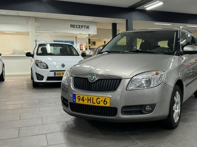 Skoda Fabia Combi 1.4-16V Ambiente airco elektrische pakket cruise controle lm-velgen parrot trekhaak zeer nette auto parkeersenso