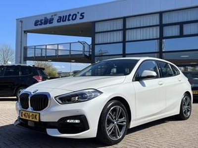 BMW 1-SERIE 118i Automaat Sportline Executive Edition Navi Live Cockpit Prof Camera Dab Carplay Sportonderstel Sportstoelen 17 Inch Velgen Shadow Line Parkeersenosren v+a Clima + Cruise Control NL Auto 1e Eigenaar Wit Metallic