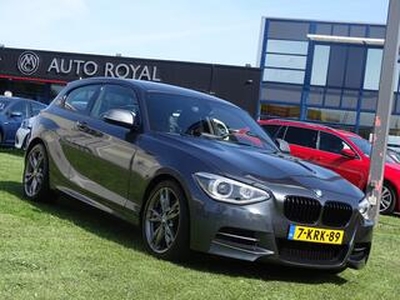 BMW 1-SERIE M135i Executive 320 pk - Automaat, Xenon, Navigatie, Leer, M-Aerodynamica pakket, Sport interieur, Stoelverwarming, Shadow line, 18 inch velgen,