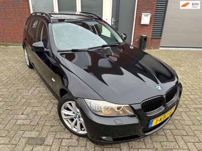 BMW 3-SERIE Touring 318i High Executive / Leder / Pano / Navi / PDC / Clima