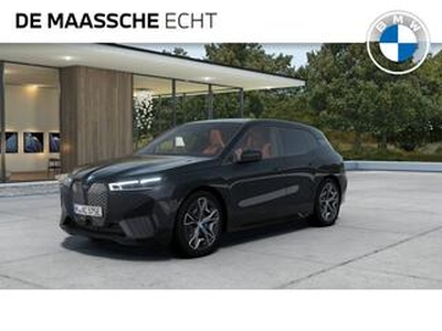 BMW iX xDrive40 High Executive 71 kWh / Sportpakket / Panoramadak Sky Lounge / Trekhaak / Stoelventilatie / Laserlight / Harman Kardon / Live Cockpit Professional